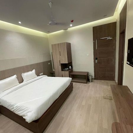 Aman Paradise Hotel & Banquets Канпур Екстериор снимка