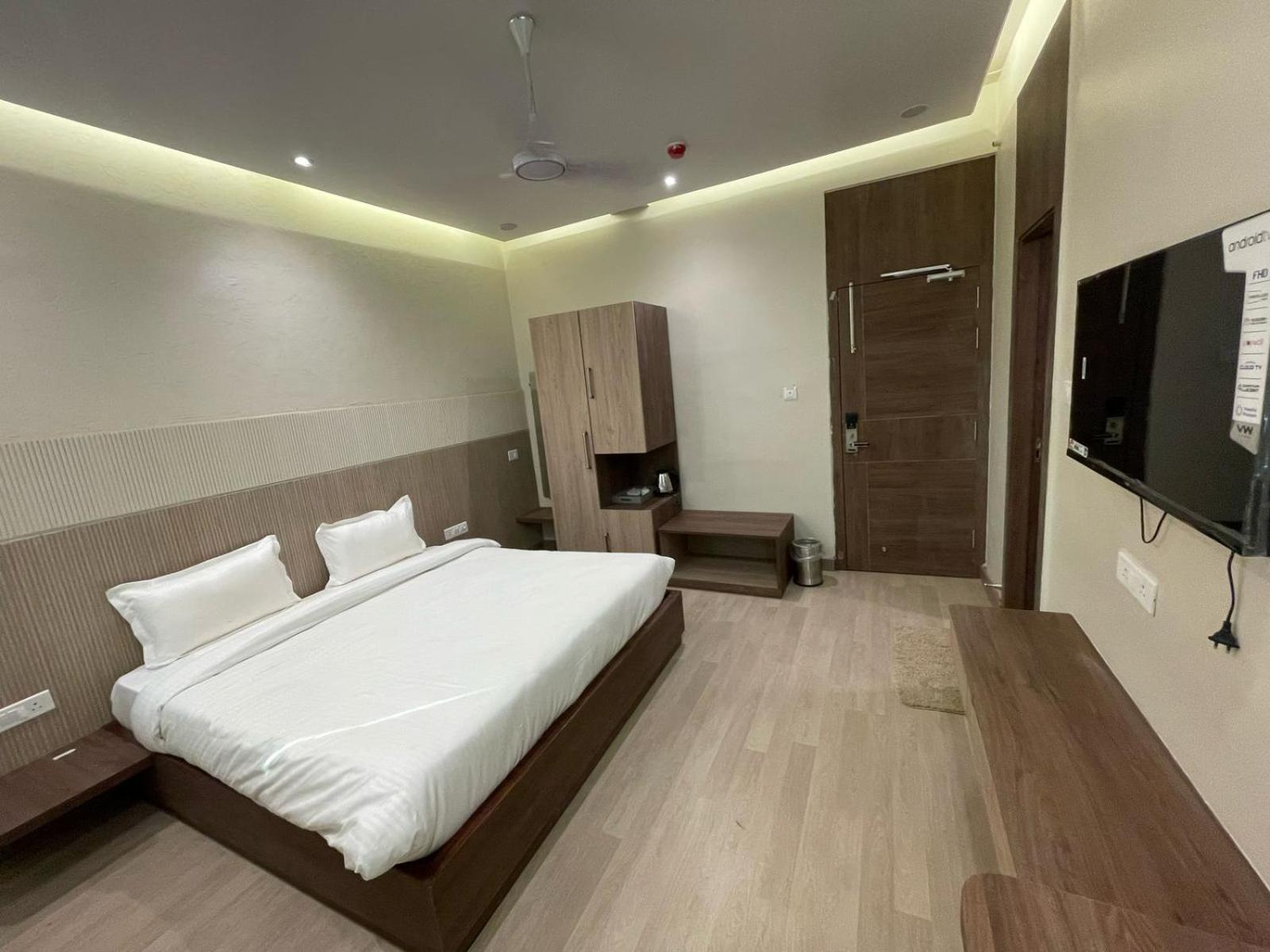 Aman Paradise Hotel & Banquets Канпур Екстериор снимка