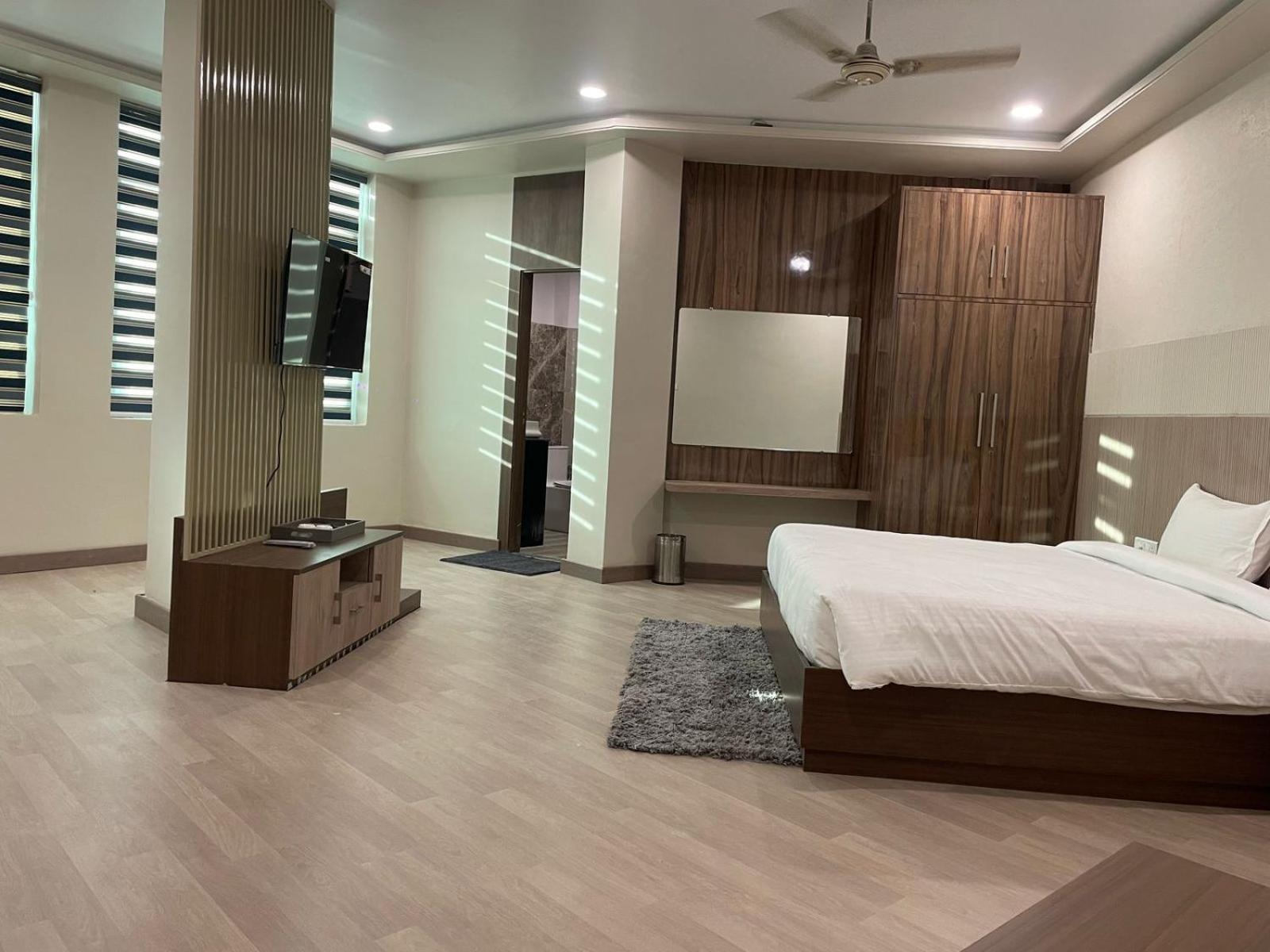Aman Paradise Hotel & Banquets Канпур Екстериор снимка