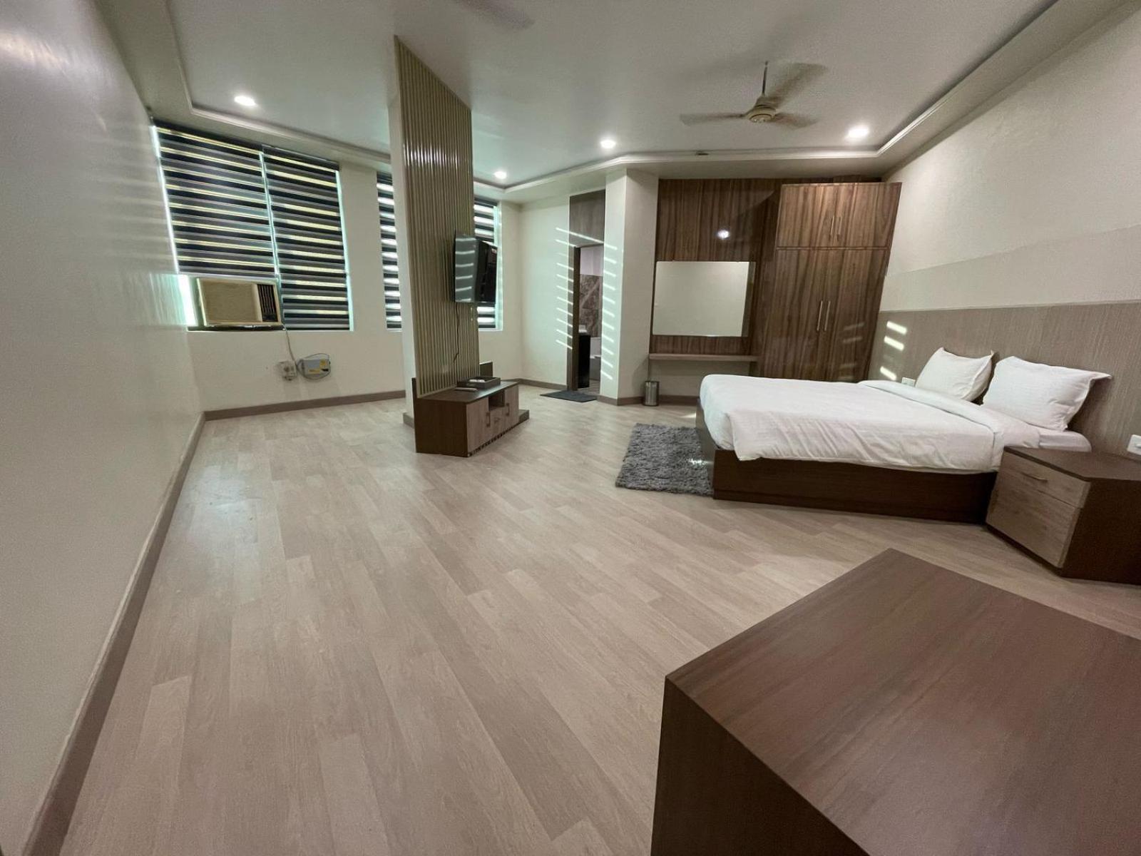 Aman Paradise Hotel & Banquets Канпур Екстериор снимка