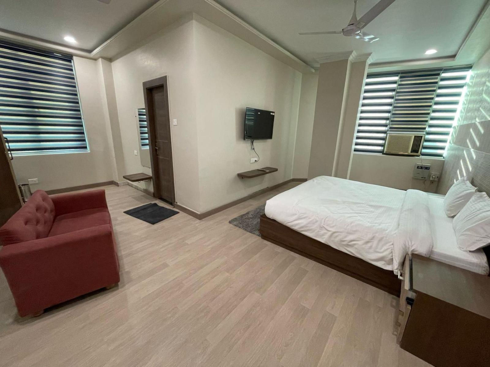 Aman Paradise Hotel & Banquets Канпур Екстериор снимка